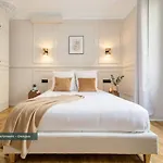 Poeticstay - Saint Lazare Апартаменты Париж