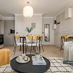 Poeticstay - Saint Lazare Париж